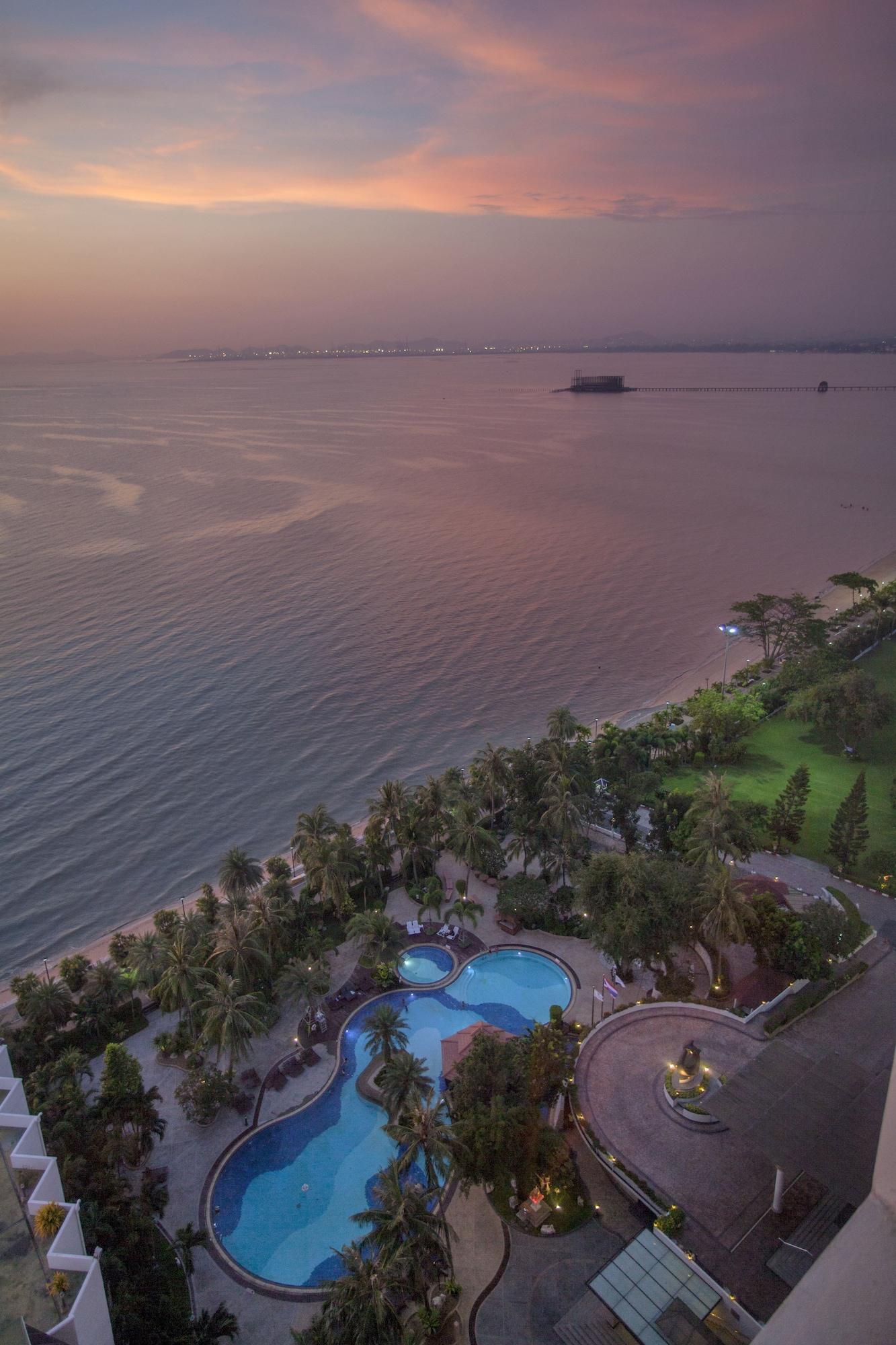 ชลจันทร์ พัทยา บีช รีสอร์ต 5* Pattaya