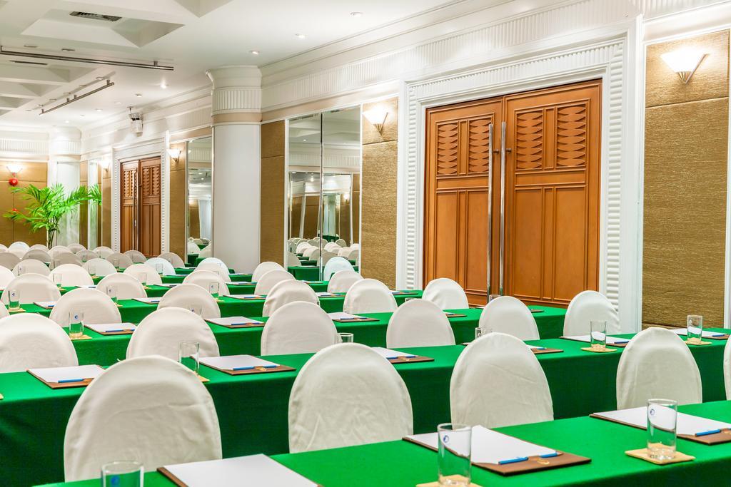 รีสอร์ท ชลจันทร์ พัทยา บีช รีสอร์ต 5*