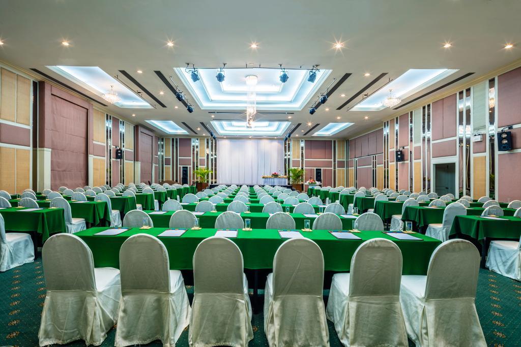รีสอร์ท ชลจันทร์ พัทยา บีช รีสอร์ต 5*